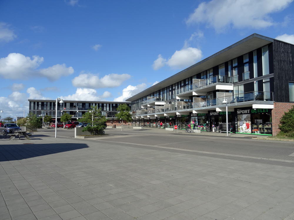 02 - Zentrum von Hafneby mit Appartementanlage im Obergeschoss